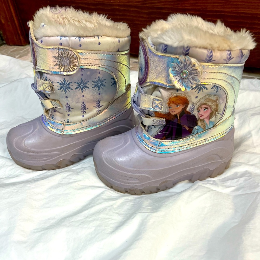 Girls size 9 adorable light up Frozen boots!  Warm and winter proof